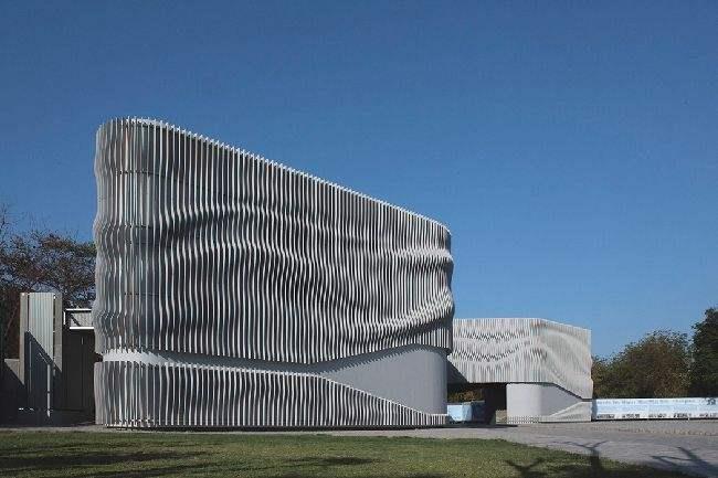 黄石浅谈现代建筑采用网架结构安装的主要优势和应用